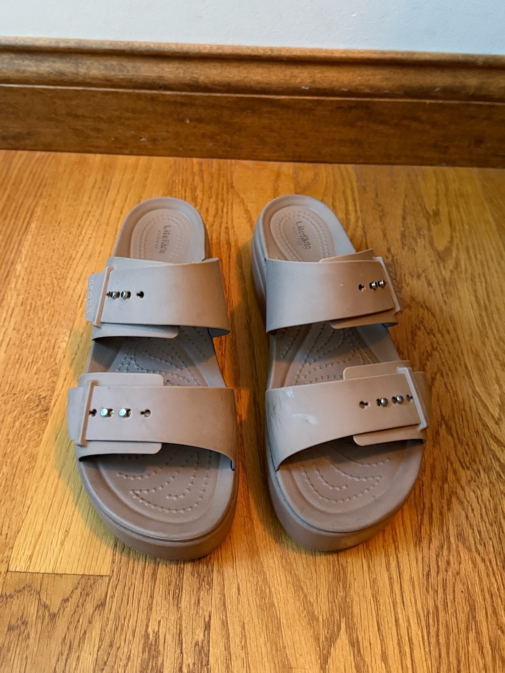 Crocs Brooklyn Buckle Low Wedge Sandal Latte Mushroom Comfort Fall Women’s Sz 9 - Picture 3 of 9
